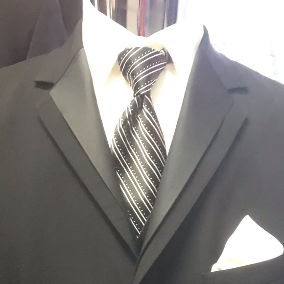 Sale $20! No further discounts.  Oscar de La Renta Notch Trilogy - Picture 3 of 3